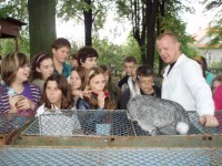 17. září si sekunda a tercie uděla menší výšlap do Šunychlu na Chovatelskou výstavu drobného zvířectva.  Náš bývalý student, Pavel Sikora, žákům vše vysvětlil, popsal a názorně ukázal. Děkujeme.  