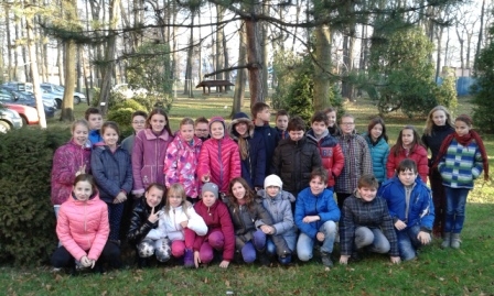 prima | Prima krmí zpěvné ptactvo na školní zahradě.