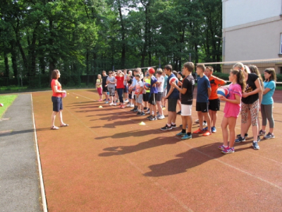 Turnaj v minivolejbalu 31. května 2017, na školních hřištích - při zahájení turnaje nám ještě svítilo sluníčko! na vyhlášení jsme se museli ukrýt do tělocvičny