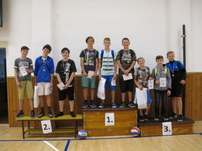 Turnaj v minivolejbalu 31. května 2017, na školních hřištích - stupně vítězů: 1. místo tým ZŠ Masarykova (Rainbow Banana), 2. místo tým sekundy (Bílí pinguíni), 3. místo tým primy (Bab al-Mandab)