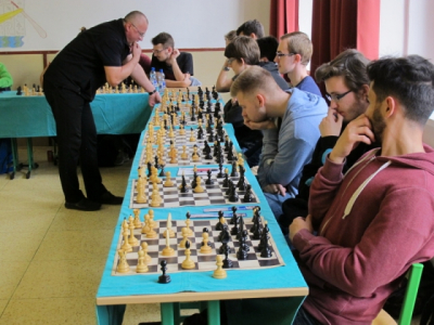 22. ročník šachové simultánky mezi starostou ing. Petrem Víchou a studenty našeho gymnázia - foto z průběhu simultánky