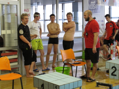 Okresní kolo v plavání, Karviná, 21. prosince 2017 - tým studentů před startem polohové štafety 4x50 m
