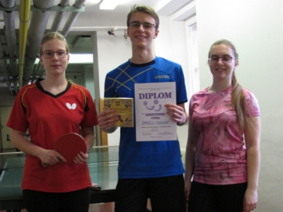 Mistrovství gymnázia ve stolním tenisu - Absolutní vítěz Daniel Czolko s nejlepší hráčkou vyššího (Adéla Czolková) a nižšího gymnázia (Eliška Táborská)