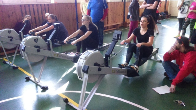 Veslujeme do středu Země 2018 - nejrychlejší žákyně našeho gymnázia - Johana Vrožinová v akci (vlevo)