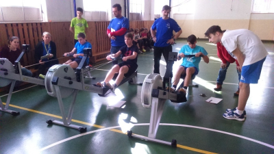Veslujeme do středu Země 2018 - nejrychlejší žák našeho gymnázia - Jakub Gryc z kvarty v akci (vlevo)