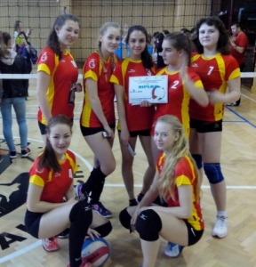 Okresní kolo ve volejbalu starších žákyň - 2. místo - zleva stojící - Dymanusová, Malcová, Sikorová, Freithová, Ledwoňová (2P, ostatní 4P); zleva dřepící - Jurečková, Michnová