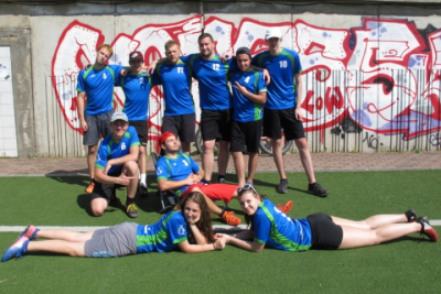 Středoškolská liga v ultimate frisbee, jarní kvalifikace v Brně, 18. dubna 2018 - celý tým: zleva stojící - Kuba, Pepa, Dominik, Kuba, Honza, Adam, zleva (klečící, sedící, ležící) - Vojta, Tomáš, Nikol a Bára