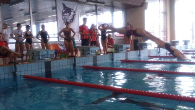 Okresní kolo v plavání 2018 - studentky při štafetě
