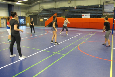 Vánoční volejbalový turnaj vyššího gymnázia - 17. prosince 2018 - hrálo se na modrém hřišti, ale i na zeleném