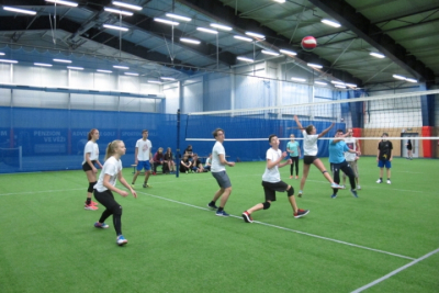 Vánoční volejbalový turnaj vyššího gymnázia - 17. prosince 2018 - hrálo se na zeleném hřišti, ale i na modrém
