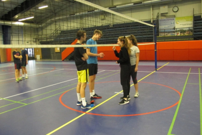 Vánoční volejbalový turnaj vyššího gymnázia - 17. prosince 2018 - losování "o míč" mezi ...