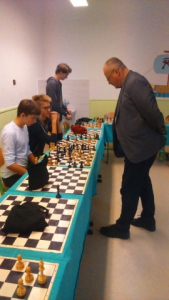Šachová simultánka mezi žáky našeho gymnázia a starostou města Bohumína ing. Petrem Víchou - David Rek z kvinty, dlouho se "držel", ale nedopadlo to :-(
