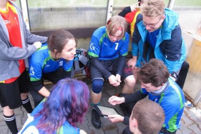 Středoškolská liga v ultimate frisbee - podzimní kvalifikace Ostrava (Vřesina) - bojová porada pod vedením nejzkušenějšího hráče Josefa Czyže