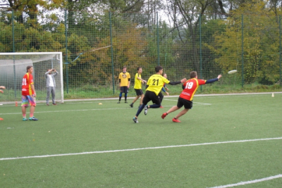 Středoškolská liga v ultimate frisbee - podzimní kvalifikace Ostrava (Vřesina) - skoro ho chytil :-)