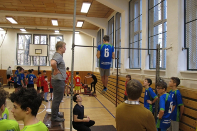 19. ročník Vánočního silového čtyřboje (mladší a starší žáci), 12. prosince 2019 - průběh soutěže - jedna ze čtyř disciplín - shyby