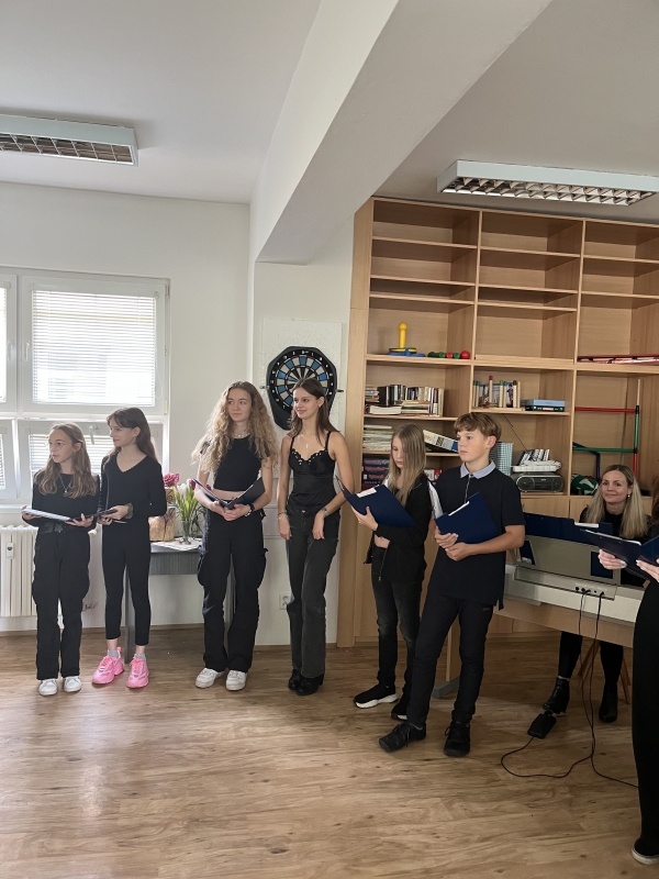 Sbor gymnázia a senioři spolu v projektu Hodinový vnuk