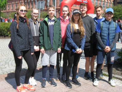 21. ročník Běhu ulicemi města Bohumína - všichni reprezentanti naší školy (zleva): Mariana Jurečková (3.P), Lucie Malcová (3.P), Martin Frycz (3.P), Kristýna Majkrzáková (4.P), Kateřina Vilčková (4.P), Vojtěch Balcárek (4.P), Marek Adamčík (4.P) a Richard