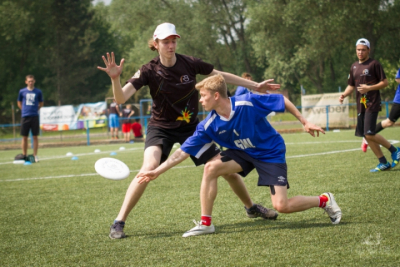 finále Středoškolské ligy v ultimate frisbee - Praha 31. května 2017 - Adam Kiška a Jan Zajíček při hře