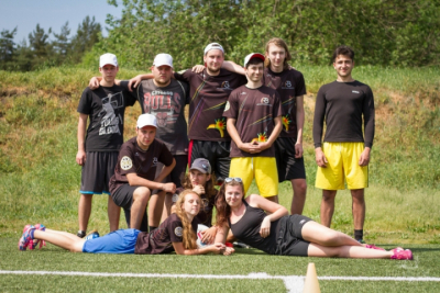 finále Středoškolské ligy v ultimate frisbee - Praha 31. května 2017 - tým našeho gymnázia tvořili: zleva stojící – Ondřej Tauš (septima), Dominik Audy (septima), Jakub Dziadzio (septima), Jan Pavčo (oktáva, již náš úspěšný absolvent), Adam Kiška (septima
