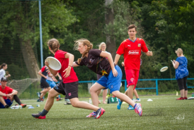 finále Středoškolské ligy v ultimate frisbee - Praha 31. května 2017 - Nikol Schmidtová v akci