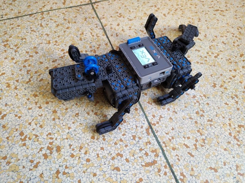 Žáci opět tvoří v kroužku robotiky