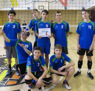 Okresní kolo ve volejbalu staršího žactva - 2. místo - zleva stojící - Sochor (3P), Kiša, Lukosz, Gryc, Bartal; zleva klečící/dřepící - Sobalík, Opic, Frycz (všichni 4P)