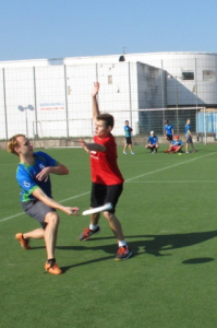 Středoškolská liga v ultimate frisbee, jarní kvalifikace v Brně, 18. dubna 2018 - Jakub Kozubek a druhá "lajna" v akci, první "lajna" se v pozadí kochá :-)