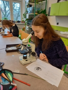 Kterak paní učitelka šla vodní rostliny sbírat