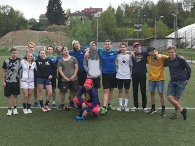 Středoškolská liga v ultimate frisbee - jarní kvalifikace v Ostravě, 26. dubna 2018 - Oba naše týmy. Tým A ostravskou kvalifikaci vyhrál (v dresech + Lukšová a Hujová ve sprše :-)).  Zleva - Vachtarčík, Dejová, Kozubek, Vassová, Czyž, Balcárek, Kastl, Kiš