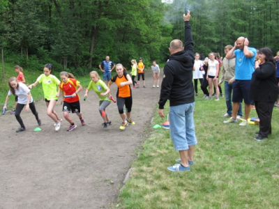 Dlouhé štafetové běhy 2018 - Gliňoč - start štafet dívek z devátých tříd a naší kvarty (červeno-žlutý dres)