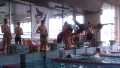 Okresní kolo v plavání 2018 - studenti při štafetě