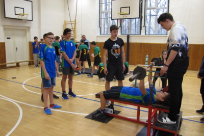 Vánoční silový čtyřboj - 6. prosince 2018 - disciplína - bench press - v podání Erica Trynky
