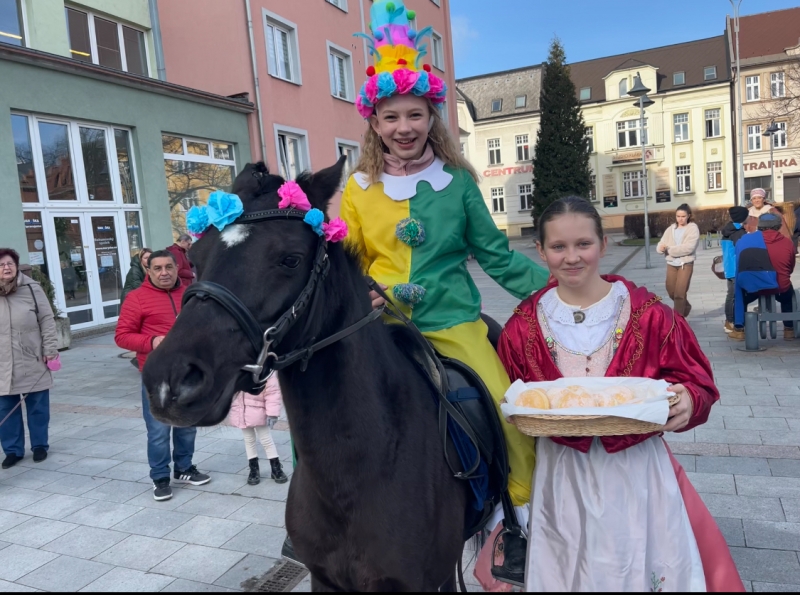 Vystoupení pěveckého sboru na Masopustním průvodu Bohumínem