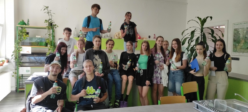 Studenti v lese dodržují pitný režim