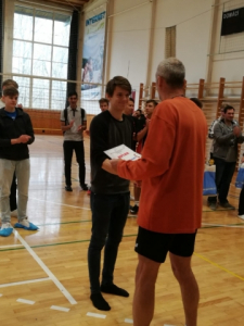 Okresní kolo ve volejbalu - hoši kategorie V. (středoškoláci), 27. listopadu 2019, Orlová - kapitán našeho týmu Vojtěch Zaškolný (4.A) přebírá diplom a pohár pro vítěze turnaje