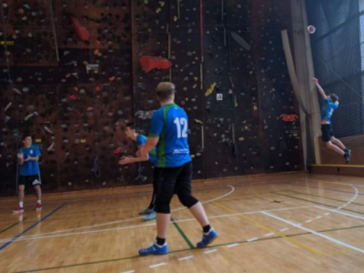 Okresní kolo ve volejbalu - hoši kategorie V. (středoškoláci), 27. listopadu 2019, Orlová - soupeři nebyli ušetřeni tvrdého podání našeho kapitána (Vojtěcha Zaškolného, 4.A)