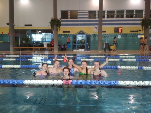 Zvítězili jsme! Sportovní dopoledne s partnerskou školou ovládli naši plavci