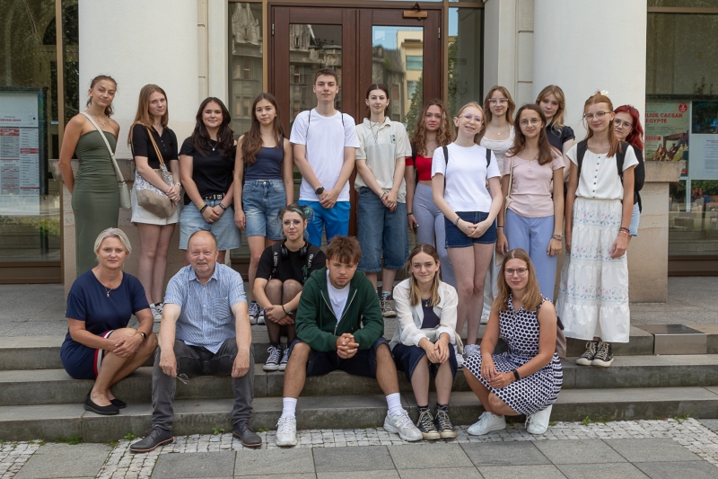 Studenti gymnázia nahlédli za oponu Divadla Antonína Dvořáka a prozkoumali svět motýlů v Papilonii