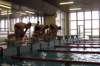Krajské kolo v plavání, Karviná, 8. ledna 2020 - start závodu na 50 m kraul, 3. dráha Frycz (6.P), 4. dráha Tomáš Kiša (6.P) 