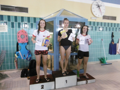 Plavání s polskou družební školou - 28. listopadu 2017 - Tereza Plutová z 1.A na 2. místě a Petra Kadlecová ze septimy na místě třetím na 50 m motýl