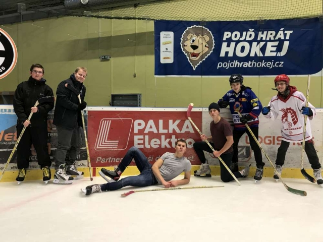 Výuka tělesné výchovy také na zimním stadiónu...