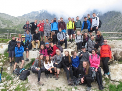 Sportovní kurz Tatry 19. - 23. června 2017 - 3. den - foto ze Skalnatého plesa, v oblacích je skryt Lomnický štít