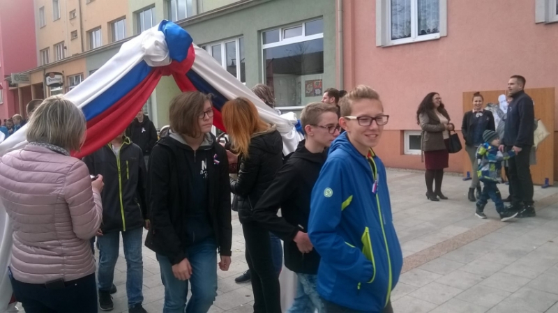 NEJVÍCE LIDÍ NA JEDNOM MÍSTĚ S TRIKOLOROU