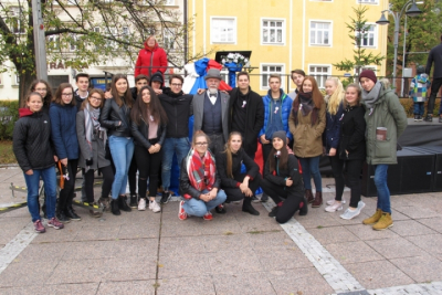 Celoměstské oslavy 100. výročí založení republiky - žáci kvinty s T. G. M.