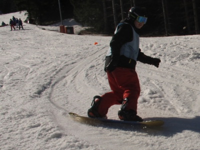 LVVZ Karlov pod Pradědem - 1.A a kvinta, 3.-8. března 2019 - snowboarďák Jakub při závodním slalomu