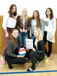 Středoškolské sportovní dopoledne - 16. prosince 2019 - volejbalové vítězky s putovním pohárem (sexta)