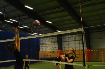 Středoškolské sportovní dopoledne - 16. prosince 2019 - volejbalistky v akci