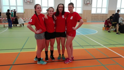 Okresní kolo v silovém čtyřboji - vítězný tým dívek našeho gymnázia zleva: Mirka Pazourková (5.P), Aďa Dejová (1.A), Peťka Kadlecová (6.P) a Bára Lukšová (3.A)