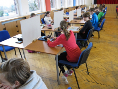 Okresní kolo zeměpisné olympiády - kategorie A - Hoffmannová (zády), Pácl (oba z primy)
